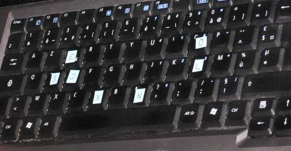 Photo de mon clavier avec 7 lettres recouvertes par des morceaux de post-it
