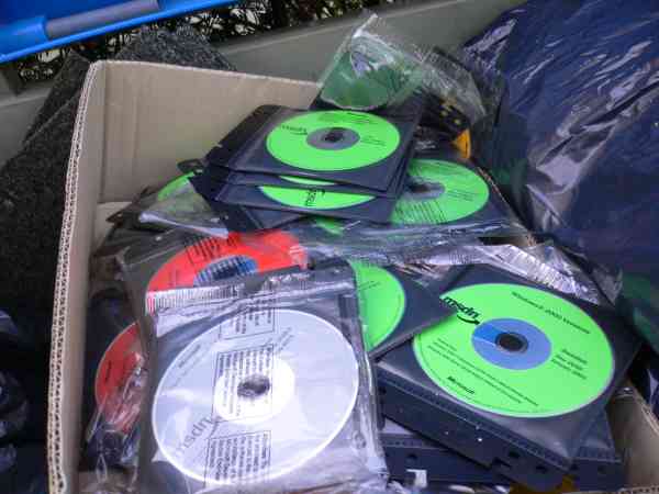 Carton de CD Microsoft dans une poubelle